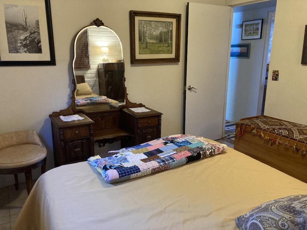 Casa Azul - Cute Centrally Located Adobe With Large Fenced Outdoor Living For Pets And Adults, Non-Smoking Тусон Екстер'єр фото